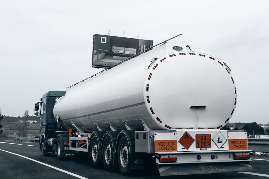 ciężarówka przewożąca towary niebezpieczne na autostradzie