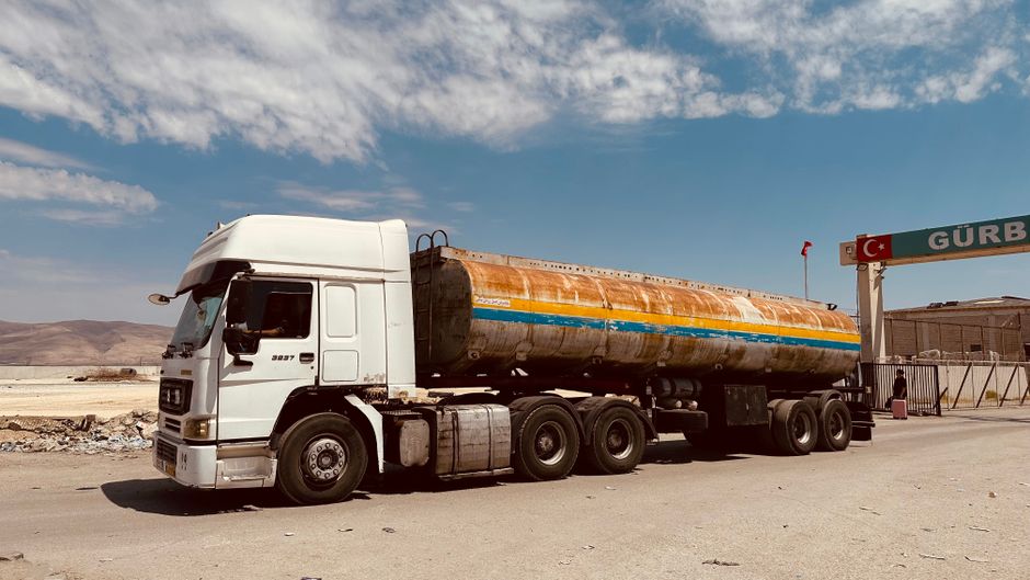 ciężarówka transportowa przekraczająca granicę między Polską a Ukrainą