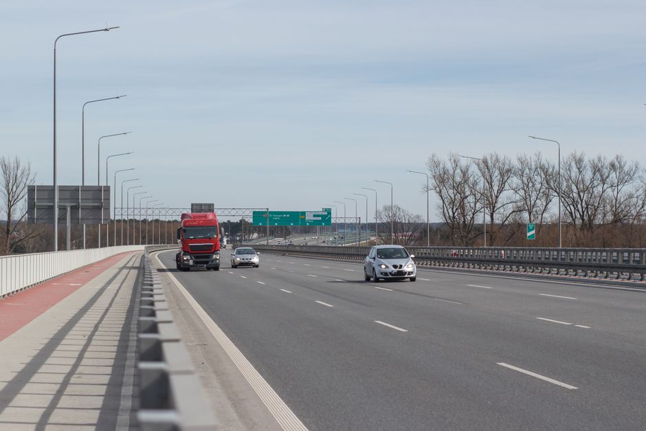 ciężarówka transportowa przewożąca towary na trasie Polska-Ukraina