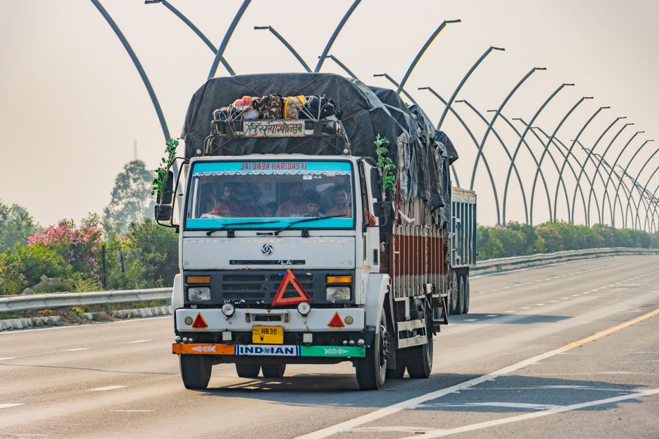 Ciężarówka transportowa jadąca trasą międzynarodową Polska-Ukraina
