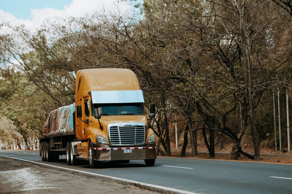 profesjonalny samochód ciężarowy UA-TRANS realizujący transport towarów do Kijowa